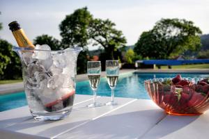 a table with two glasses of champagne and a bowl of fruit at Casa da Torre in Pico