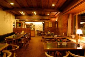 Restorāns vai citas vietas, kur ieturēt maltīti, naktsmītnē Hotel Weisses Kreuz Bergün