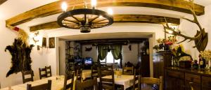 A restaurant or other place to eat at Pensiunea Casa Noastra