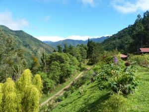 ChimirolにあるLa Cima del Mundoの山を背景にした畑を通る道