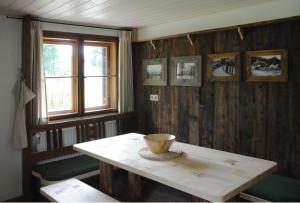 巴特特爾茨的住宿－Ferienhaus BERGEBLICK 5S，客房设有桌子、两把椅子和窗户。