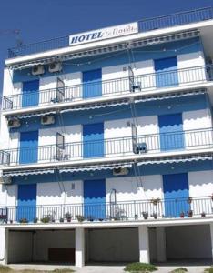 Cet hôtel possède des fenêtres et des balcons bleus et blancs. dans l'établissement To Giouli, à Vólos