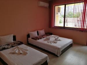 Postel nebo postele na pokoji v ubytování Guest House Karaulanov