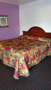 A bed or beds in a room at Capitol Inn and Suites