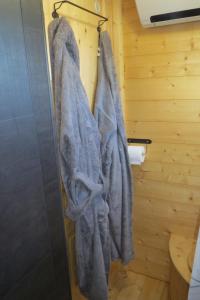 - une serviette accrochée au mur dans la salle de bains dans l'établissement Camping Ferme des Saules, à Bailleul