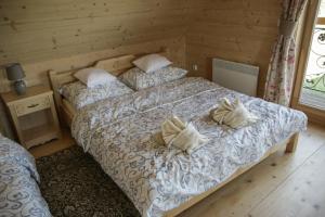 Voodi või voodid majutusasutuse Domek pod Limbami toas