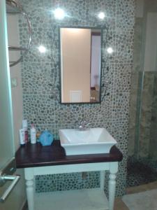 ein Bad mit einem Waschbecken und einem Spiegel in der Unterkunft Apartman Lidicka in Marienbad