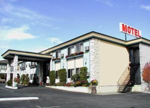 una señal de motel en el lateral de un edificio en Acorn Motor Inn, en Oak Harbor