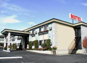 ein Motelschild an der Seite eines Gebäudes in der Unterkunft Acorn Motor Inn in Oak Harbor