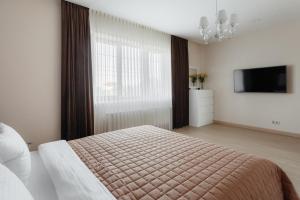 um quarto com uma cama e uma televisão em Arcadia Villa Apartments em Odessa