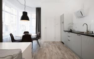kuchnia ze stołem i jadalnią w obiekcie Apartament Towarowa Kolobrzeg w Kołobrzegu