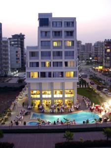 um edifício com piscina em frente a um edifício em Blue Garden Hotel em Antalya