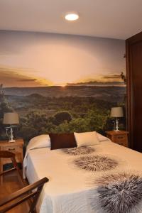 フェルモセリェにあるDos Aguas Arribesのベッドルーム1室(壁に絵画が描かれたベッド1台付)