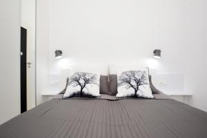 sypialnia z łóżkiem z dwoma drzewami w obiekcie Apartament Towarowa Kolobrzeg w Kołobrzegu