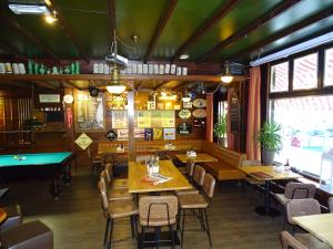 Biliár nebo kulečník v ubytování Hotel Café Restaurant "De Kroon"