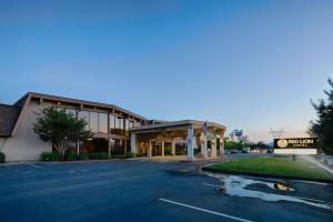 an empty parking lot in front of a hotel at Red Lion Hotel Redding in Redding