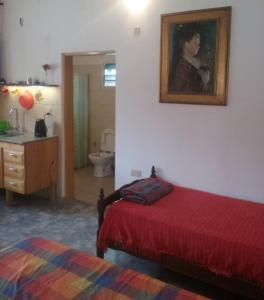 1 dormitorio con 2 camas, lavabo y espejo en Alojamiento Dell Acqua en Santa Rosa de Calamuchita