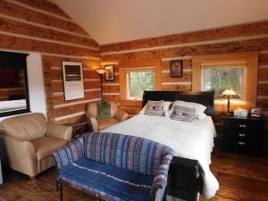 En eller flere senge i et værelse på Riverside Meadows Cabins