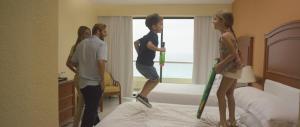 Un gruppo di persone che saltano su un letto di Occidental Tucancún - All Inclusive a Cancún