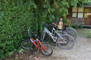 a child sitting next to a group of bikes at Tunays Pansiyon in Cıralı