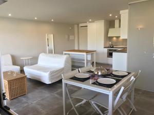 une cuisine et un salon avec une table et un canapé dans l'établissement Saval Cala Font, à Salou