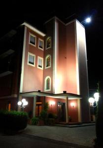 カステルフランコ・エミーリアにあるホテル アクイラの夜間の照明付きの大きな建物