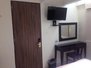 A television and/or entertainment centre at Hotel Yaocalli
