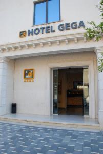 un hotel geico con un letrero sobre la puerta en Hotel Gega, en Berat