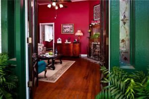 una sala de estar con paredes rojas y una mesa en una habitación en White Oak Manor Bed and Breakfast, en Jefferson