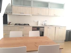A kitchen or kitchenette at Apartament El Pou