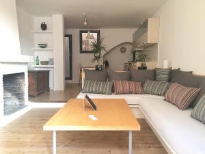 A seating area at Apartament El Pou