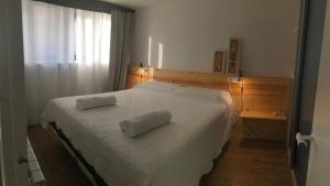 A bed or beds in a room at Apartament El Pou