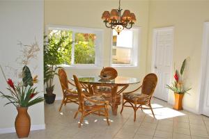 - une salle à manger avec une table et des chaises dans l'établissement Maui Beach House B & B, à Kahana