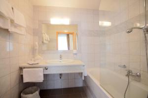 Koupelna v ubytování AKTIVHOTEL Weisser Hirsch