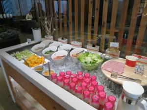 un buffet avec différents types de nourriture sur une table dans l'établissement The Tree House, à Kaohsiung