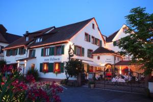 um hotel na cidade de Ambleside, na Inglaterra em Ochsen Hotel & Restaurant Binzen / Basel em Binzen