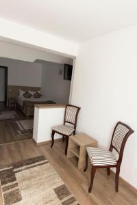 瓦斯盧伊的住宿－里拉科納克旅館，配有2把椅子和一张桌子的房间