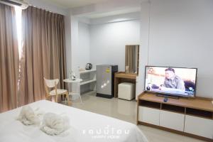 Telewizja i/lub zestaw kina domowego w obiekcie Happy Home