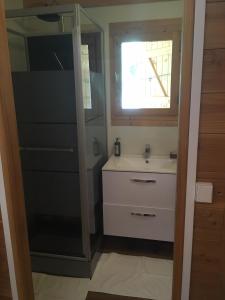 Koupelna v ubytování Les chambres du Restaurant le Castellaras - Teritoria