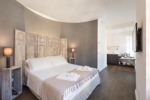 A bed or beds in a room at Novella Goldoni Suite-by Florence Concierge