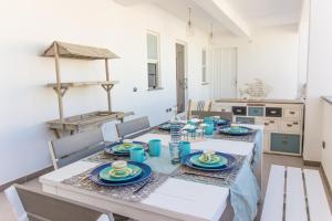 una sala da pranzo con tavolo e piatti blu di La casa di Gio' a Lampedusa