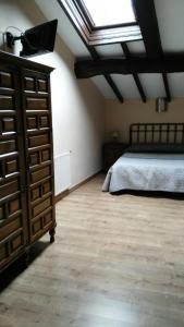 La Casina de Felix في Alles: غرفة نوم مع سرير وخزانة