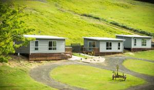 Deux mobile homes sur une colline herbeuse dans l'établissement Sunny Gum, à Penguin