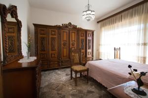 サルヴェにあるCasa Giovanniのベッドルーム1室(ベッド1台、椅子、窓付)