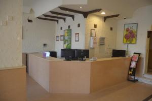 eine große Lobby mit einer Rezeption in einem Gebäude in der Unterkunft Taleen Serviced Apartments Al Nakheel in Riad