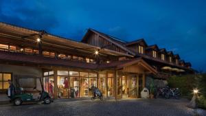 ein Gebäude mit einem Roller, der davor geparkt ist in der Unterkunft ANETSEDER Landhotel & Lofts in Thyrnau