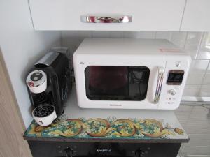 a white microwave sitting on top of a counter at Casa del Barocco Caltagirone in Caltagirone