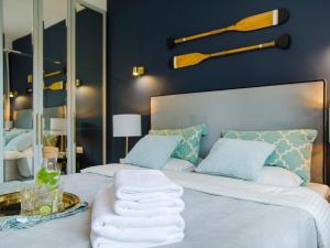 a bedroom with a bed with towels on it at Apartament Dwie Sosny Sunnyway in Ustronie Morskie +38 photos