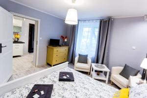 1 dormitorio pequeño con 1 cama y vestidor amarillo en Grey Studio II, en Wroclaw