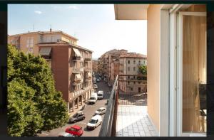 uma vista para uma rua da cidade a partir de uma varanda em VeronaView Apartment x5 em Verona